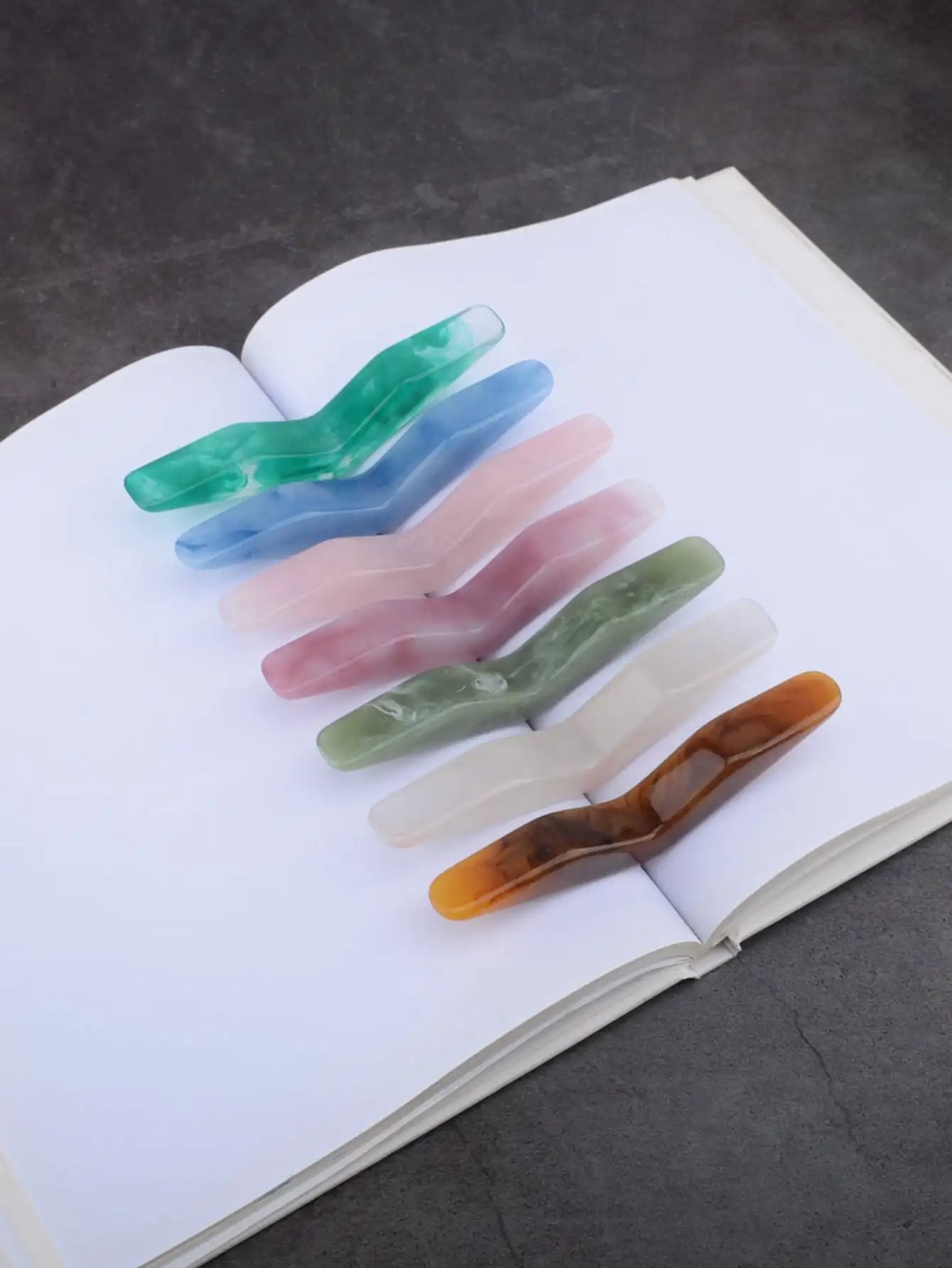 Arc Resin Thumb Bookmark for One-Hand Reading