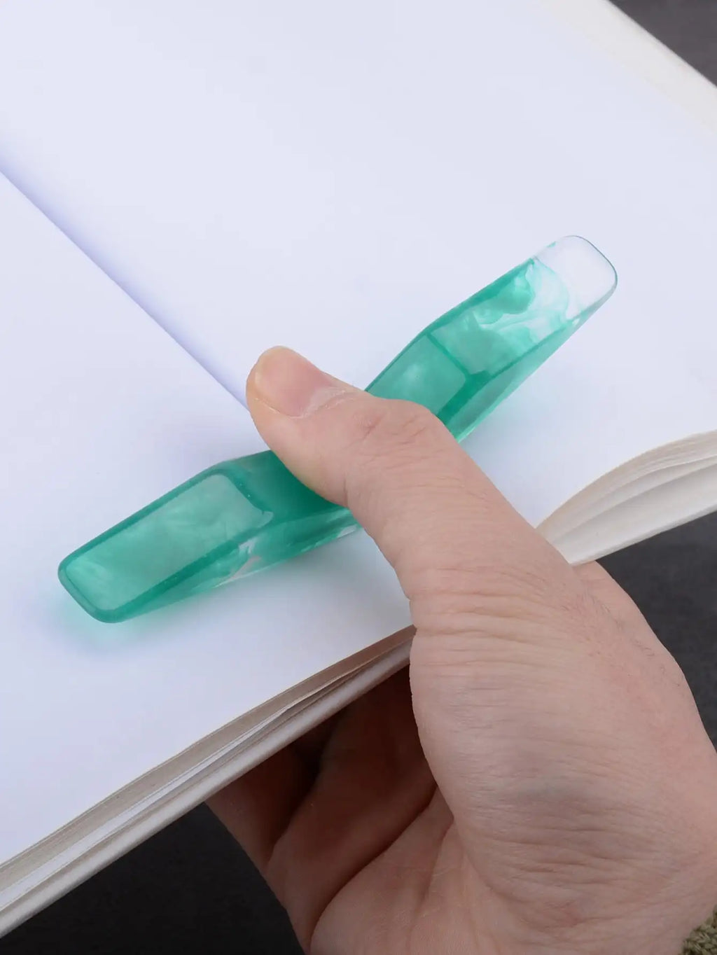 Arc Resin Thumb Bookmark for One-Hand Reading