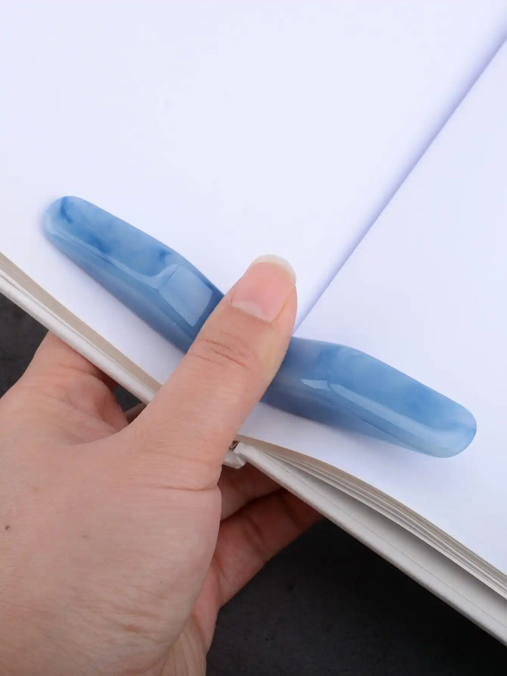 Arc Resin Thumb Bookmark for One-Hand Reading
