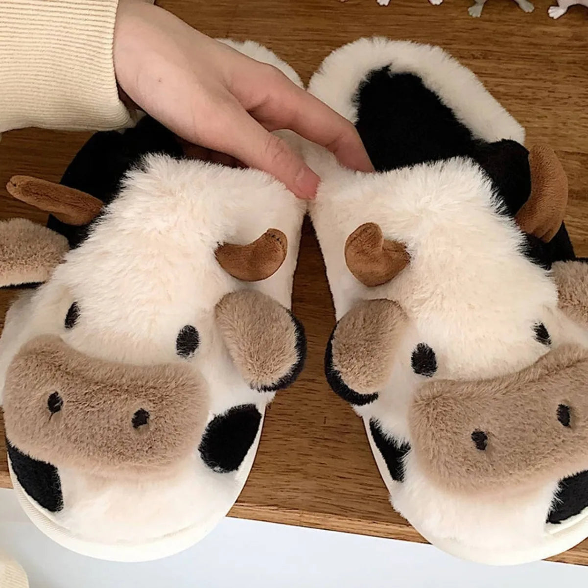 New winter neutral cartoon cow warm plush slippers for couples, indoor anti slip home slippers for men and women, home cotton sh